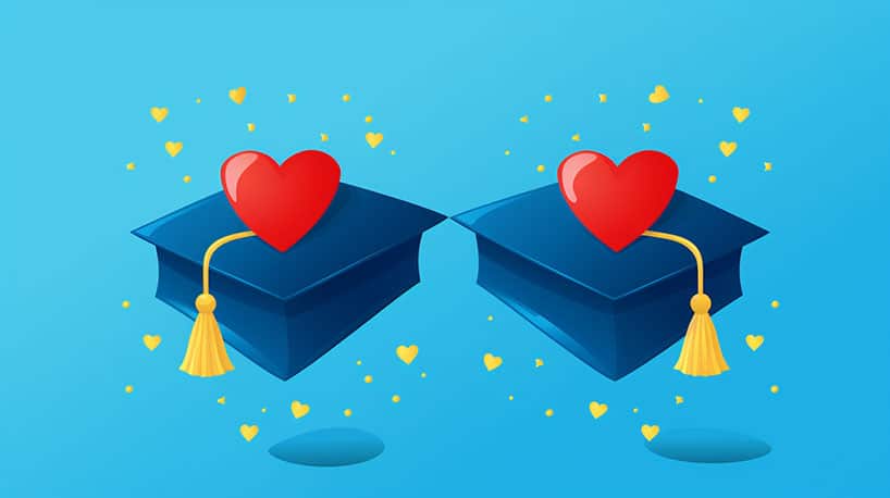 Twee afstudeerhoeden naast elkaar, elk met een hart dat liefde symboliseert