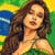 prachtige Braziliaanse vrouw staat voor een braziliaanse vlag