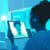 Persoon videochatten via e-Matching app op tablet.